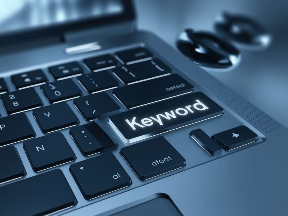 Słowo kluczowe na ekranie laptopa