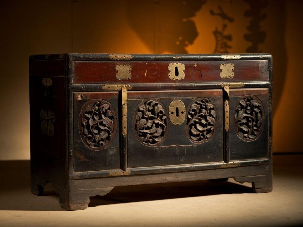 chińska komoda z lakierem