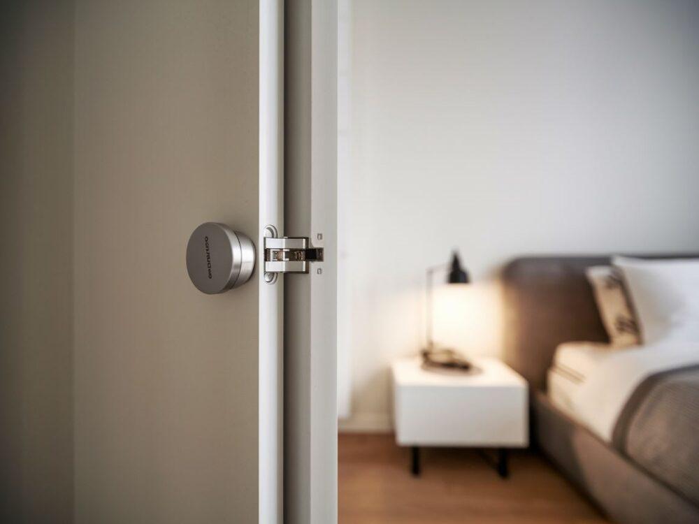 detal mechanizmu spowalniającego w szafie