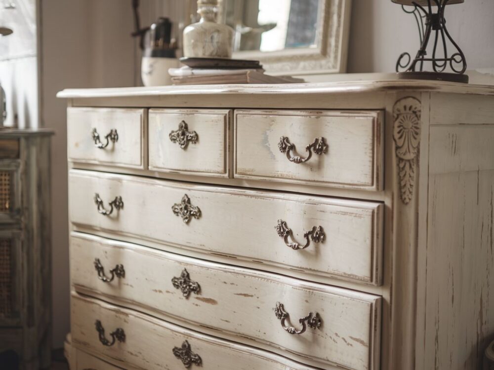 klasyczna komoda w pastelowych kolorach