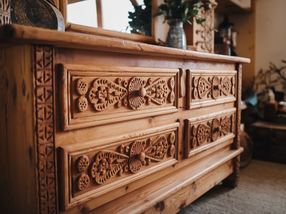 komoda z motywami ludowymi