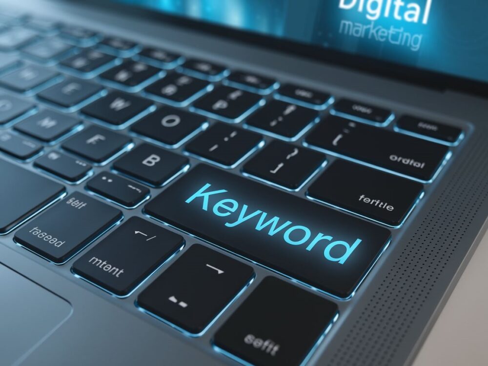 laptop z napisem Słowo kluczowe