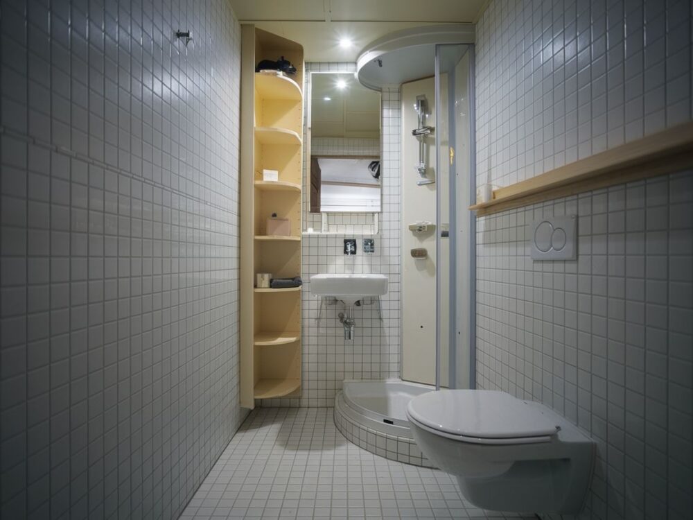 lustro i prysznic w małej łazience