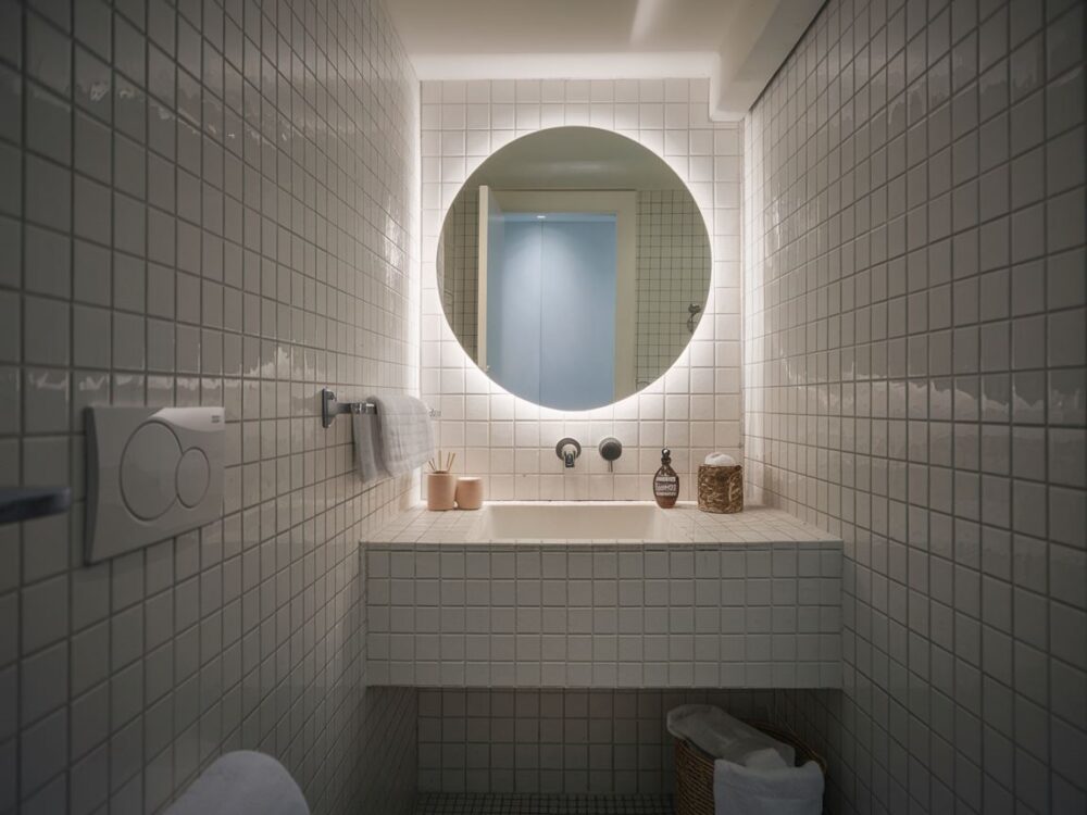 lustro nad umywalką