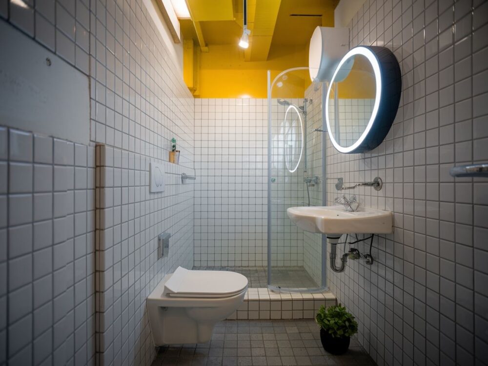 mała łazienka z jasnym lustrem