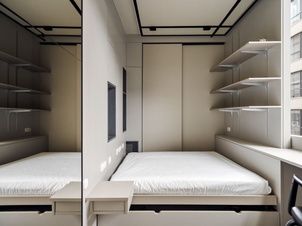 mała sypialnia z miejscem do przechowywania