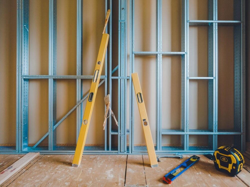 montaż stelaża pod regipsy