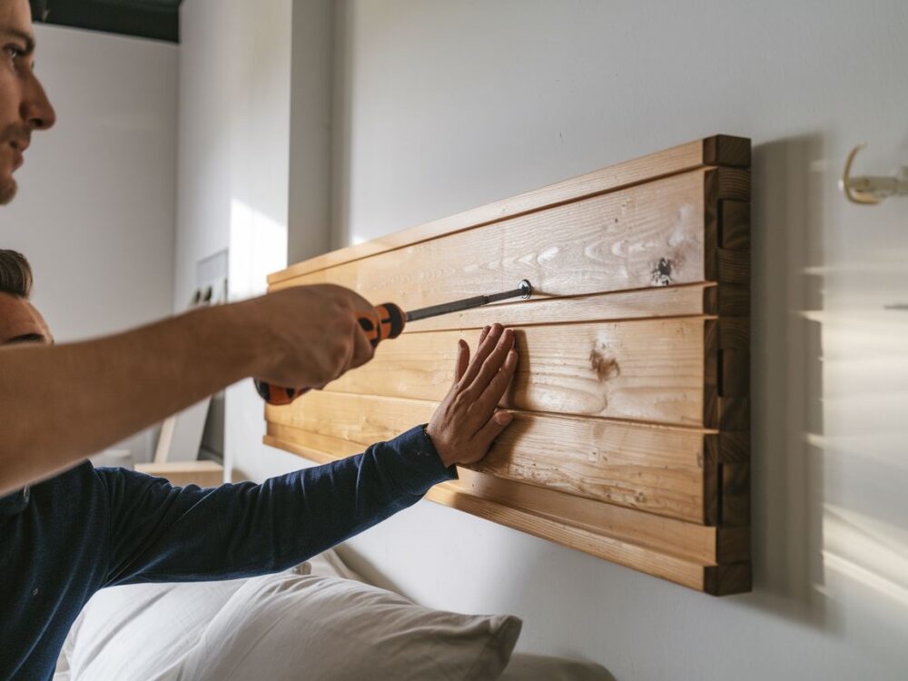 montaż zagłówka do łóżka