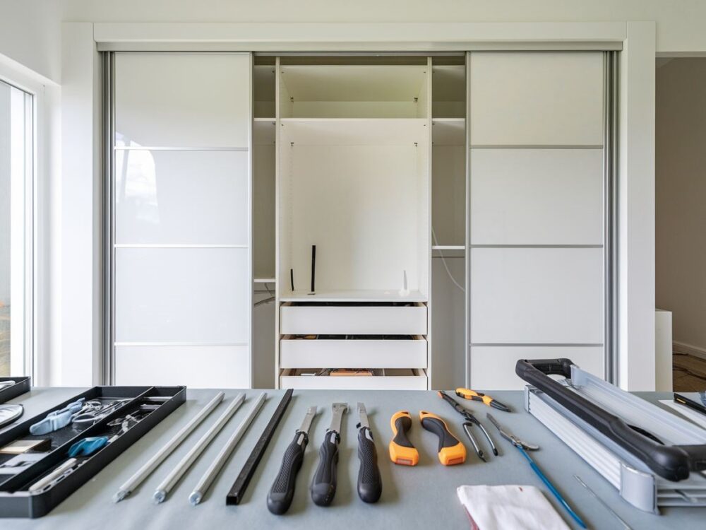 narzędzia do składania szafy