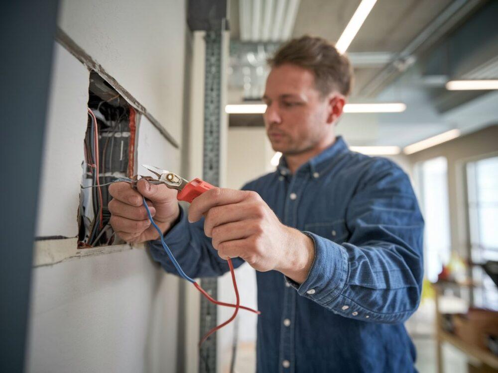 narzędzia elektryka przy pracy