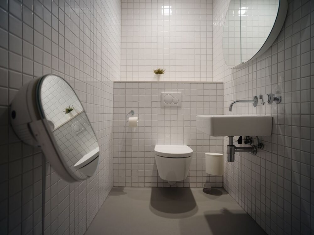 nowoczesna łazienka z lustrem