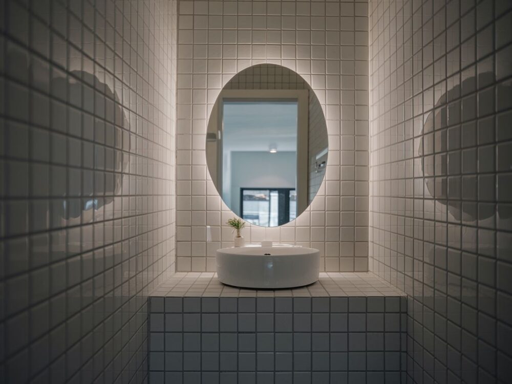 okrągłe lustro w małej łazience