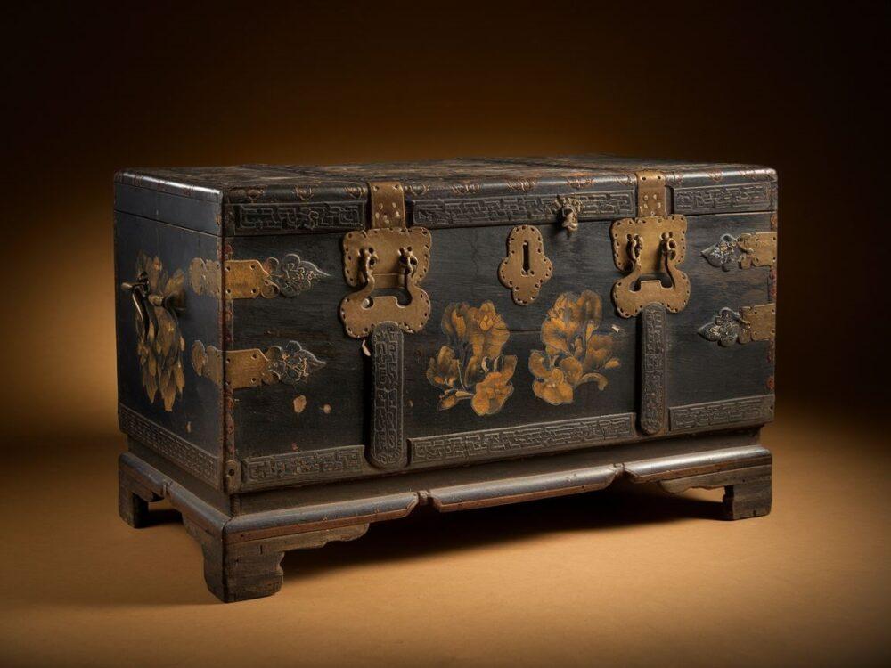 orientalne meble z motywem kwiatowym