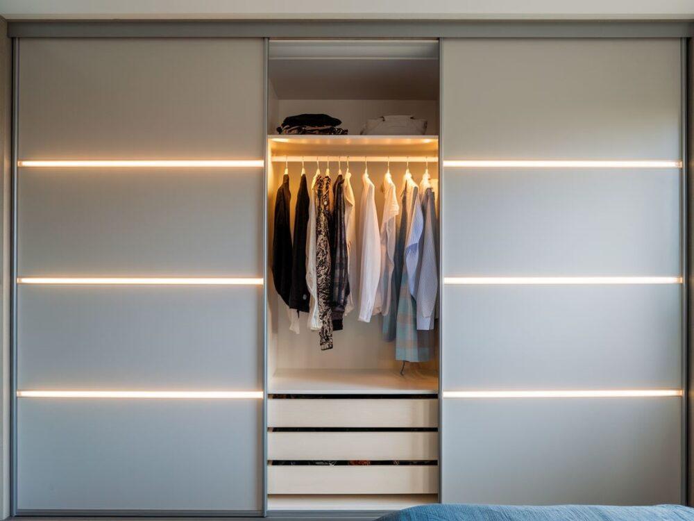 oświetlenie LED szafy przesuwnej