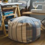 ręce szyjące pufę