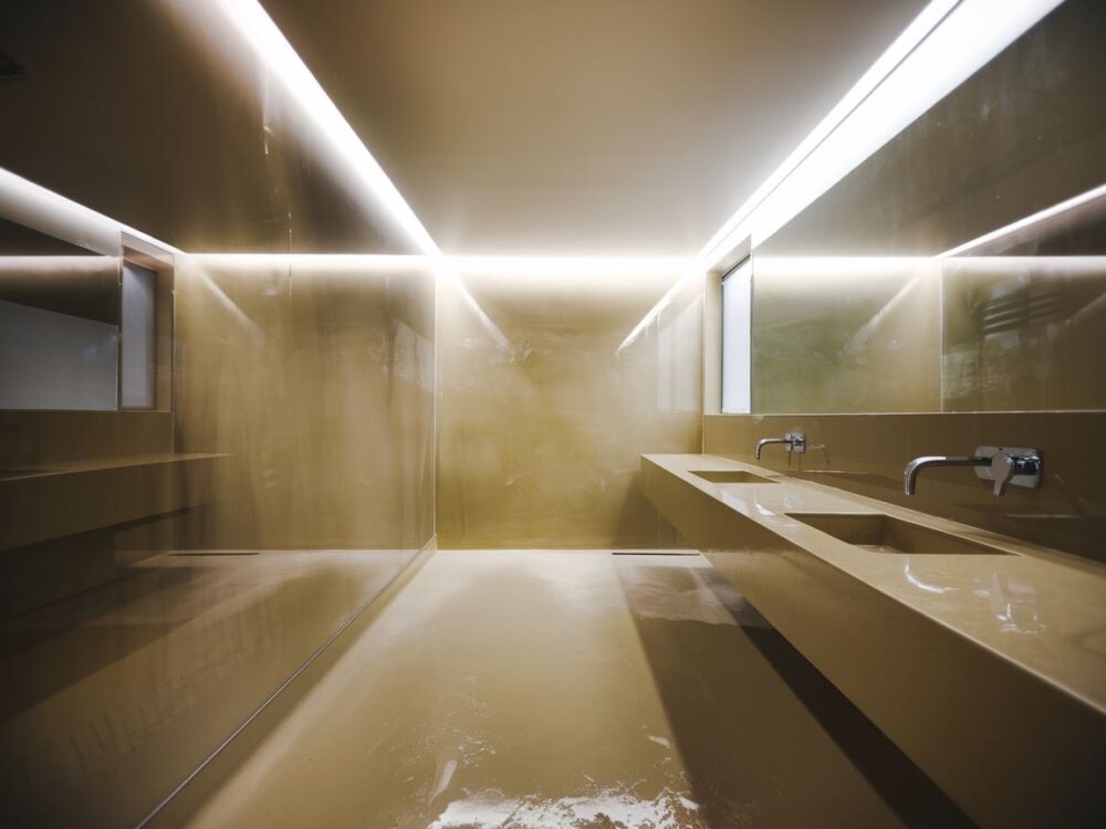 ściana łazienki z gładzią