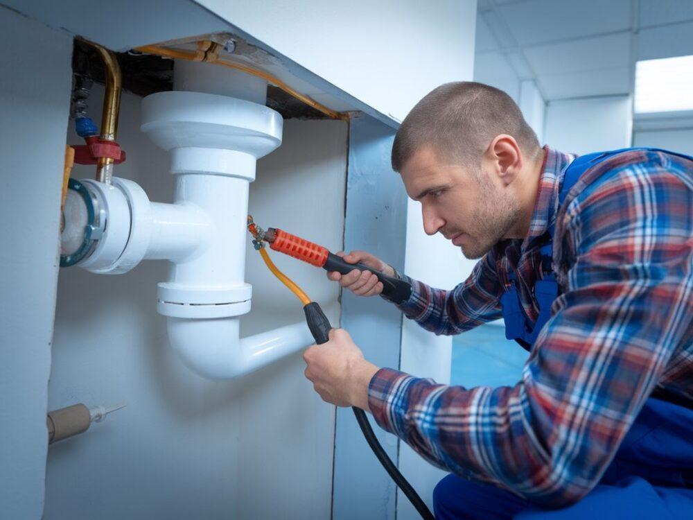 udrażnianie rury w ścianie