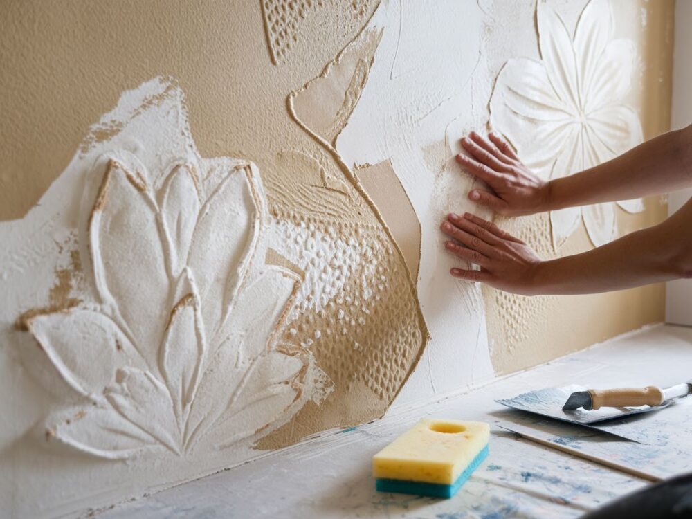 wzory z gipsu na ścianie