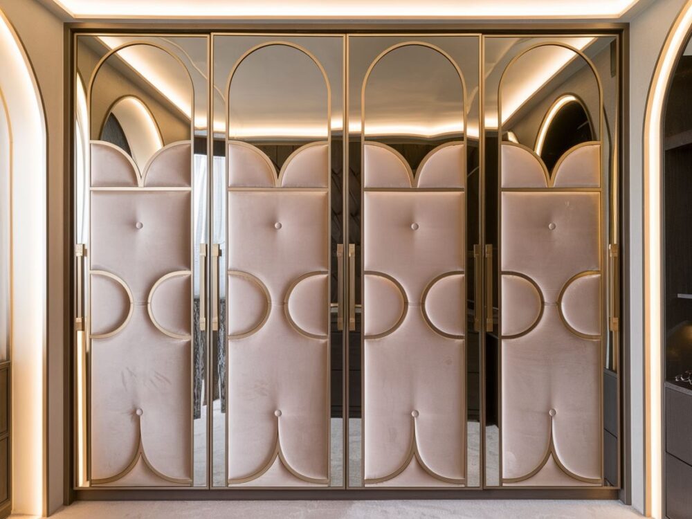 złote akcenty w sypialni